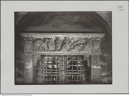 Vorderseite von unbekannt [https://www.deutsche-digitale-bibliothek.de/content/lizenzen/rv-fz/] Türsturz: Anbetung der Könige - Gesamtansicht, bh606522_recto. Foto.