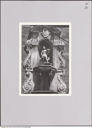 Vorderseite von unbekannt [https://www.deutsche-digitale-bibliothek.de/content/lizenzen/rv-fz/] Brunnen mit Nymphe - Gesamtansicht, bh606702_recto. Foto.