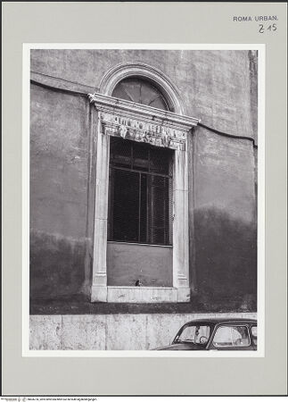 Vorderseite von Bibliotheca Hertziana [https://www.deutsche-digitale-bibliothek.de/content/lizenzen/rv-fz/] Türrahmung mit Madonnendarstellung und Wappen - Gesamtansicht, bh606726_recto. Foto: Negri Arnoldi, Francesco.