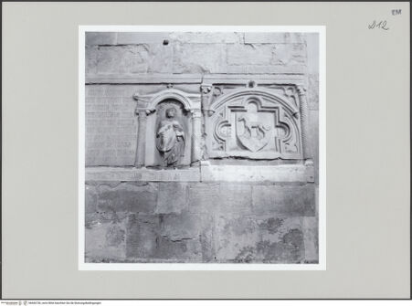 Vorderseite von Bibliotheca Hertziana [https://www.deutsche-digitale-bibliothek.de/content/lizenzen/rv-fz/] Reste des Grabmals des Biagio Pelacani - Detail: Rechte Reliefs, Figur und Wappen, bh606728_recto. Foto: Negri Arnoldi, Francesco.