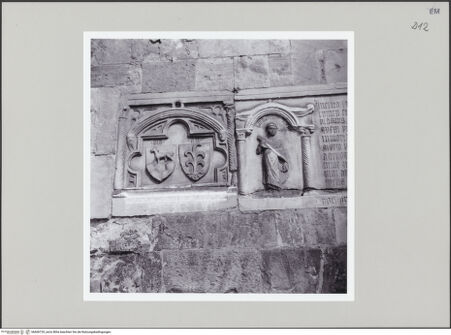 Vorderseite von Bibliotheca Hertziana [https://www.deutsche-digitale-bibliothek.de/content/lizenzen/rv-fz/] Reste des Grabmals des Biagio Pelacani - Detail: Linke Reliefs, Figur und Wappen, bh606729_recto. Foto: Negri Arnoldi, Francesco.