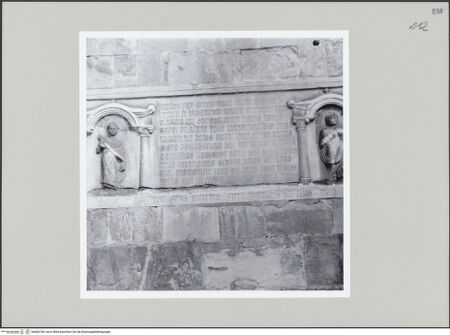 Vorderseite von Bibliotheca Hertziana [https://www.deutsche-digitale-bibliothek.de/content/lizenzen/rv-fz/] Reste des Grabmals des Biagio Pelacani - Detail: Inschrift, bh606730_recto. Foto: Negri Arnoldi, Francesco.