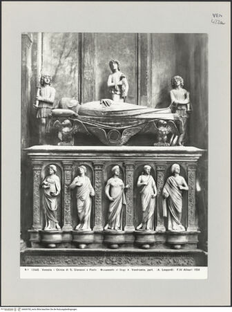 Vorderseite von Alinari [https://www.deutsche-digitale-bibliothek.de/content/lizenzen/rv-ez/] Grabmonument des Dogen Andrea Vendramin - Gisant und Sarkophag, bh606783_recto. Foto.
