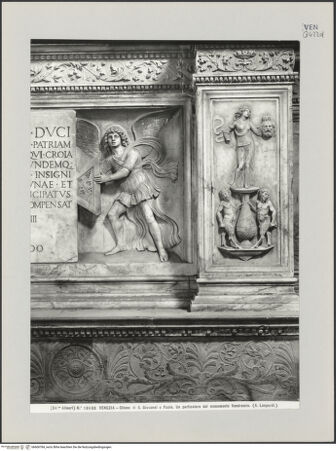 Vorderseite von Alinari [https://www.deutsche-digitale-bibliothek.de/content/lizenzen/rv-ez/] Grabmonument des Dogen Andrea VendraminEngel mit einer Inschrifttafel - Detail: Rechter Engel, bh606784_recto. Foto.