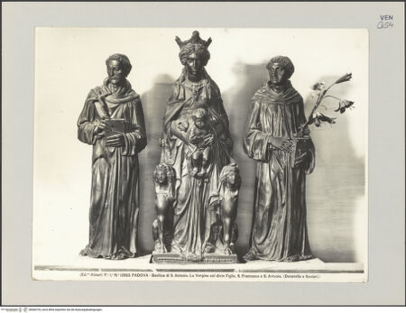 Vorderseite von Alinari [https://www.deutsche-digitale-bibliothek.de/content/lizenzen/rv-ez/] HochaltarStatuen der Vorderseite - Gruppe mit Madonna und den Heiligen Franziskus und Antonius von Padua, bh606793_recto. Foto.