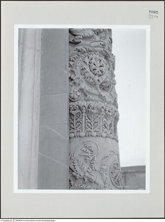 Vorderseite von Bibliotheca Hertziana [https://www.deutsche-digitale-bibliothek.de/content/lizenzen/rv-fz/] Hauptportal: Madonna, Szenen aus dem Leben Johannes' des Täufers, Christus und Maria zwischen den Aposteln, Monatsdarstellungen, Himmelfahrt Christi, Agnus Dei und die 24 Ältesten - Detail der rechten Säule, bh606806_recto. Foto: Negri Arnoldi, Francesco.