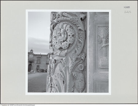 Vorderseite von Bibliotheca Hertziana [https://www.deutsche-digitale-bibliothek.de/content/lizenzen/rv-fz/] Hauptportal: Madonna, Szenen aus dem Leben Johannes' des Täufers, Christus und Maria zwischen den Aposteln, Monatsdarstellungen, Himmelfahrt Christi, Agnus Dei und die 24 Ältesten - Detail der linken Säule, bh606807_recto. Foto: Negri Arnoldi, Francesco.