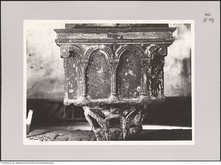 Vorderseite von Sopr. Gallerie Sicilia PA [https://www.deutsche-digitale-bibliothek.de/content/lizenzen/rv-ez/] Taufbrunnen - , bh606828_recto. Foto.