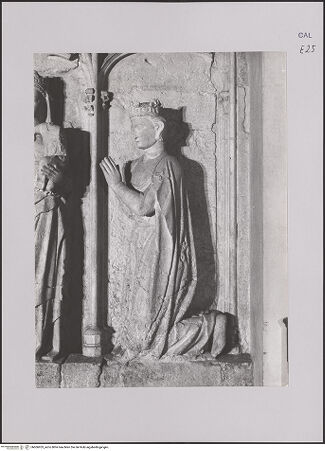 Vorderseite von unbekannt [https://www.deutsche-digitale-bibliothek.de/content/lizenzen/rv-fz/] Grabmal der Isabella von Aragón - Detail: König Phillipp III. von Frankreich (mit Nische), bh606953_recto. Foto.