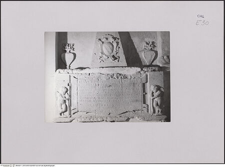 Vorderseite von Bibliotheca Hertziana [https://www.deutsche-digitale-bibliothek.de/content/lizenzen/rv-fz/] Grabmal der Brüder Giovanni und Battista Caracciolo - Detail: Inschrift, bh606971_recto. Foto.