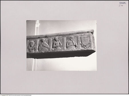 Vorderseite von Bibliotheca Hertziana [https://www.deutsche-digitale-bibliothek.de/content/lizenzen/rv-ez/] Sarkophag des Nicola Schipani (Schmerzensmann zwischen Maria und Johannes dem Evangelisten) - , bh607464_recto. Foto.