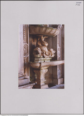 Vorderseite von unbekannt [https://www.deutsche-digitale-bibliothek.de/content/lizenzen/rv-ez/] Wandbrunnen - Detail, bh607467_recto. Foto.