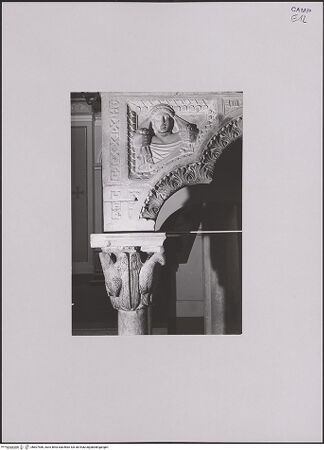 Vorderseite von Bibliotheca Hertziana [https://www.deutsche-digitale-bibliothek.de/content/lizenzen/rv-ez/] Kanzelförmiger AmboZwickelreliefs mit Tierdarstellungen und Adam und Eva - Linke Schmalseite: Eva, bh607480_recto. Foto.