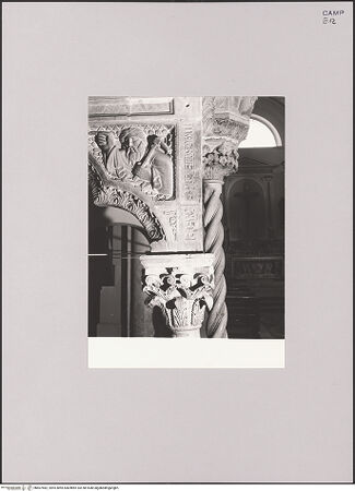 Vorderseite von Bibliotheca Hertziana [https://www.deutsche-digitale-bibliothek.de/content/lizenzen/rv-fz/] Kanzelförmiger AmboZwickelreliefs mit Tierdarstellungen und Adam und Eva - Linke Schmalseite: Adam, bh607482_recto. Foto.