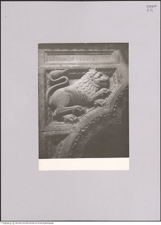 Vorderseite von Bibliotheca Hertziana [https://www.deutsche-digitale-bibliothek.de/content/lizenzen/rv-fz/] Kanzelförmiger AmboZwickelreliefs mit Tierdarstellungen und Adam und Eva - Vorderseite: Löwe, bh607483_recto. Foto.