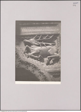 Vorderseite von Bibliotheca Hertziana [https://www.deutsche-digitale-bibliothek.de/content/lizenzen/rv-ez/] Kanzelförmiger AmboZwickelreliefs mit Tierdarstellungen und Adam und Eva - Vorderseite: Hirsch, bh607484_recto. Foto.