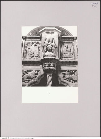 Vorderseite von Bibliotheca Hertziana [https://www.deutsche-digitale-bibliothek.de/content/lizenzen/rv-fz/] Kanzelförmiger AmboEvangelistendarstellungen (Kanzelkorb und Lesepult) - Detail: Lesepult mit Adler, bh607486_recto. Foto.