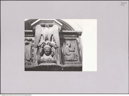 Vorderseite von Bibliotheca Hertziana [https://www.deutsche-digitale-bibliothek.de/content/lizenzen/rv-fz/] Kanzelförmiger AmboEvangelistendarstellungen (Kanzelkorb und Lesepult) - Detail: Lesepult mit Adler, bh607487_recto. Foto.