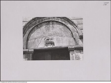 Vorderseite von Bibliotheca Hertziana [https://www.deutsche-digitale-bibliothek.de/content/lizenzen/rv-fz/] Hauptportal - Detail (Lünette), bh607489_recto. Foto.