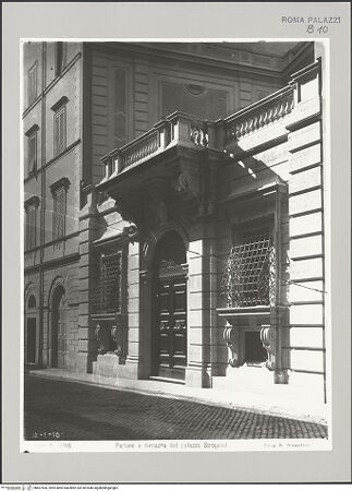 Vorderseite von Monumenti, Musei e Gallerie Pontificie [https://www.deutsche-digitale-bibliothek.de/content/lizenzen/rv-ez/] Palazzo Stroganoff - Erdgeschoss der Sistinafassade von Norden, Zustand vor der Errichtung des Piano Nobile (durchlaufende Balustrade ausgeführt), bh607536_recto. Foto: Moscioni, Romualdo.