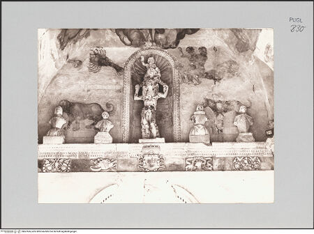 Vorderseite von Guido, Giovanni, Lecce [https://www.deutsche-digitale-bibliothek.de/content/lizenzen/rv-ez/] Palazzo CastromedianoGalleria - Nordwand, Detail: Lünette mit Büsten und Nischenfigur, bh607606_recto. Foto.