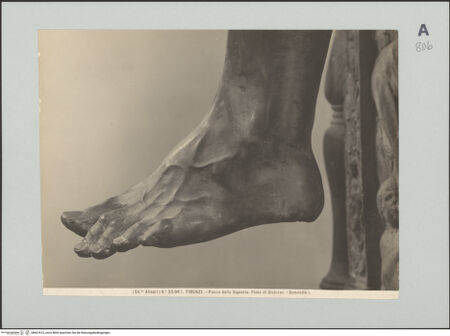 Vorderseite von Alinari [https://www.deutsche-digitale-bibliothek.de/content/lizenzen/rv-ez/] Judith und Holofernes - Detail: Fuß des Holofernes, bh607613_recto. Foto.