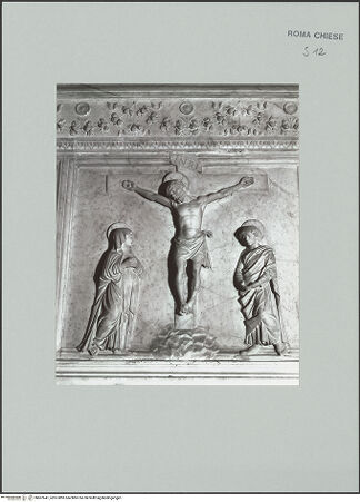 Vorderseite von unbekannt [https://www.deutsche-digitale-bibliothek.de/content/lizenzen/rv-fz/] Grabmal des Erzbischofs von Salerno, Guglielmo Rocca (+1482)Zone unterhalb des Sarkophags: Kreuzigung Christi - , bh607641_recto. Foto.