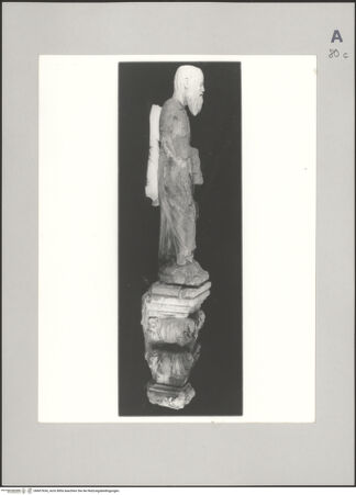 Vorderseite von Opificio Pietre Dure Gabinetto Fotografico - Firenze [https://www.deutsche-digitale-bibliothek.de/content/lizenzen/rv-ez/] Evangelist - Ansicht von links, Statue in der Restaurierungswerkstatt, bh607654_recto. Foto.