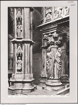 Vorderseite von Alinari [https://www.deutsche-digitale-bibliothek.de/content/lizenzen/rv-ez/] Grabmal des Königs Robert I.Untere Hälfte: Karyatiden, Sarkophag und GrabkammerLinker Pfeiler mit Tugenden - Prudentia und Fides (linker Pfeiler im Vorgrund), bh607843_recto. Foto.