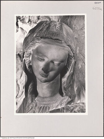 Vorderseite von Sopr. Gall. Napoli [https://www.deutsche-digitale-bibliothek.de/content/lizenzen/rv-ez/] Kopie nach der Madonna von Trapani - Detail: Kopf, bh607918_recto. Foto.