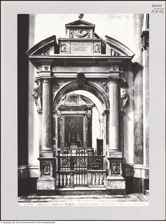 Vorderseite von Alinari [https://www.deutsche-digitale-bibliothek.de/content/lizenzen/rv-ez/] San Domenico MaggioreCappella Muscettola - Kapelleneingang, Rahmenarchitektur, bh607923_recto. Foto.