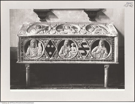 Vorderseite von Alinari [https://www.deutsche-digitale-bibliothek.de/content/lizenzen/rv-ez/] Grabmal der Letizia Caracciolo (gest. 1340) - Gesamtansicht, bh607943_recto. Foto.