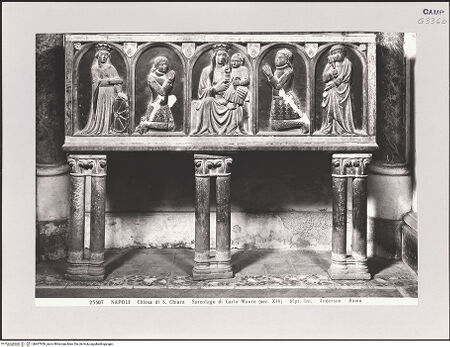 Vorderseite von Alinari [https://www.deutsche-digitale-bibliothek.de/content/lizenzen/rv-ez/] Sarkophag des Roberto de Diano (gest. 1354) - Frontalansicht, bh607950_recto. Foto.