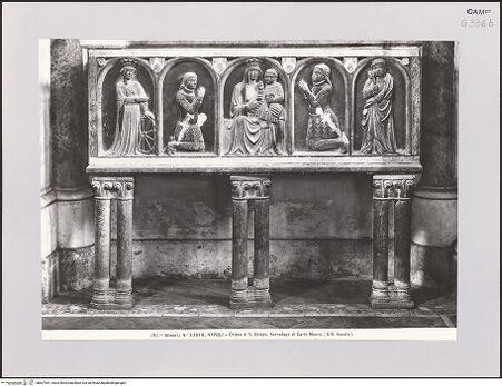 Vorderseite von Alinari [https://www.deutsche-digitale-bibliothek.de/content/lizenzen/rv-ez/] Sarkophag des Roberto de Diano (gest. 1354) - Frontalansicht, bh607951_recto. Foto.