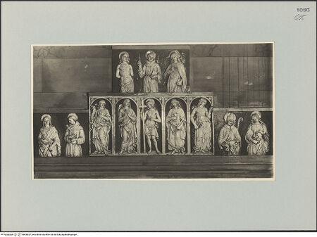 Vorderseite von Soprintendenza all'arte medioevale e moderna Firenze [https://www.deutsche-digitale-bibliothek.de/content/lizenzen/rv-ez/] Altarretabel mit Christus und Heiligen - Gesamtansicht, bh608037_recto. Foto.