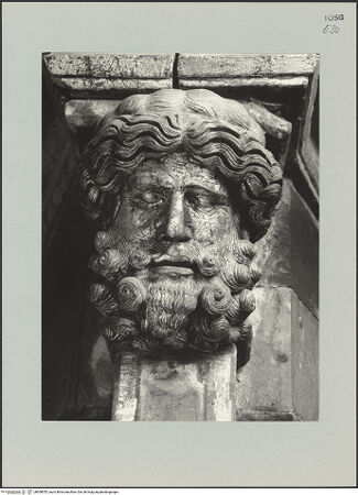 Vorderseite von Sopr. BAS SI [https://www.deutsche-digitale-bibliothek.de/content/lizenzen/rv-ez/] KonsolfigurenKopf eines Bärtigen (M.III) - Ansicht von vorne, bh608055_recto. Foto.