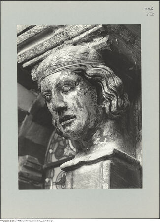 Vorderseite von Sopr. BAS SI [https://www.deutsche-digitale-bibliothek.de/content/lizenzen/rv-ez/] KonsolfigurenKopf eines jungen Mannes mit Haarband (M.II) - Dreiviertelansicht von rechts, bh608057_recto. Foto.