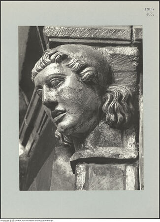 Vorderseite von Sopr. BAS SI [https://www.deutsche-digitale-bibliothek.de/content/lizenzen/rv-ez/] KonsolfigurenKopf eines Mannes mit Haube (M. IV) - Ansicht von rechts, bh608059_recto. Foto.