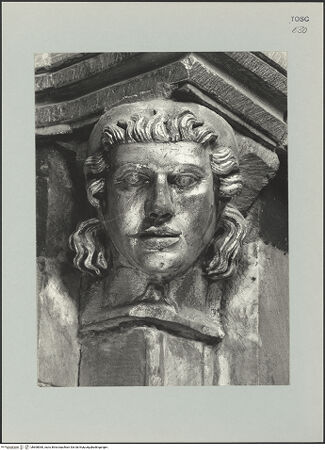 Vorderseite von Sopr. BAS SI [https://www.deutsche-digitale-bibliothek.de/content/lizenzen/rv-ez/] KonsolfigurenKopf eines Mannes mit Haube (M. IV) - Ansicht von vorne, bh608060_recto. Foto.