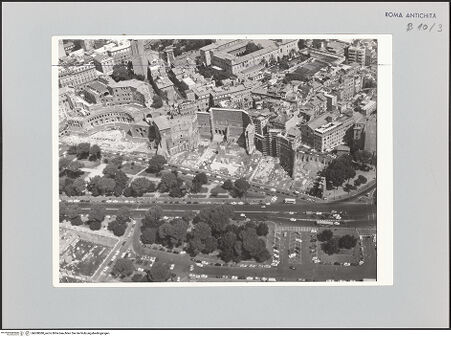 Vorderseite von Il Tempo - Archivio fotografico [https://www.deutsche-digitale-bibliothek.de/content/lizenzen/rv-ez/] Mercati di Traiano - Luftaufnahme, bh608080_recto. Foto.