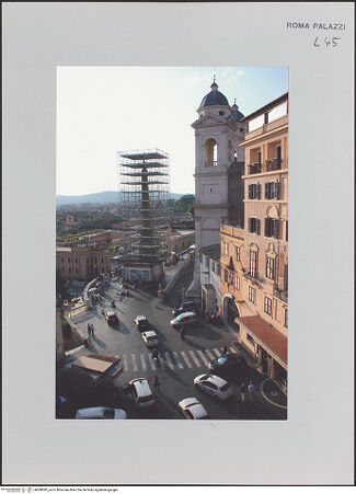 Vorderseite von Bibliotheca Hertziana [https://www.deutsche-digitale-bibliothek.de/content/lizenzen/rv-fz/] Palazzo Zuccari - Blick von der Terrasse zur Piazza Trinità dei Monti, bh608093_recto. Foto.
