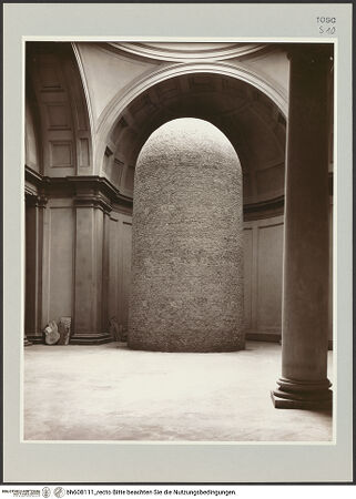 Vorderseite von Soprintendenza ai Monumenti e Gallerie di Firenze? [https://www.deutsche-digitale-bibliothek.de/content/lizenzen/rv-ez/] Gehäuse für Michelangelos "David" - Gesamtansicht, bh608111_recto. Foto.