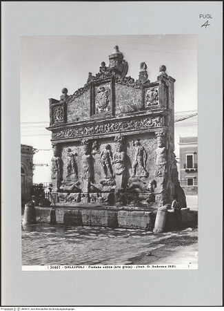 Vorderseite von Alinari [https://www.deutsche-digitale-bibliothek.de/content/lizenzen/rv-ez/] Hellenistischer Brunnen - Gesamtansicht, bh608141_recto. Foto.