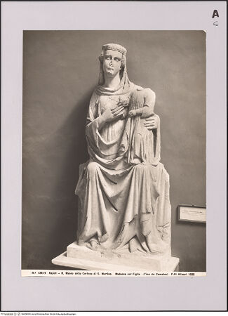 Vorderseite von Alinari [https://www.deutsche-digitale-bibliothek.de/content/lizenzen/rv-ez/] Präsentationsgruppe des Grabmals des Giovanni d'Angiò (Johannes von Anjou, Herzog von Durazzo, gest. 1337)Madonna - Gesamtansicht, bh608484_recto. Foto.