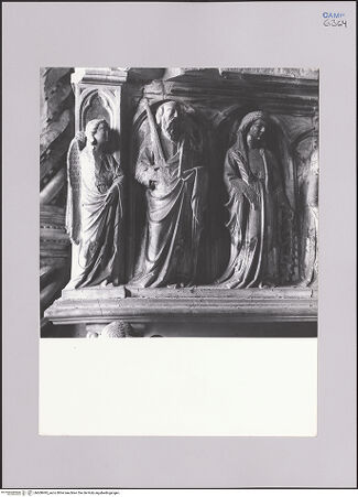 Vorderseite von Bibliotheca Hertziana [https://www.deutsche-digitale-bibliothek.de/content/lizenzen/rv-ez/] Grabmal der Maria von DurazzoMadonna mit Heiligen; Verkündigung - Sarkophag, Detail: heilige Katharina und heiliger Paulus, bh608495_recto. Foto.