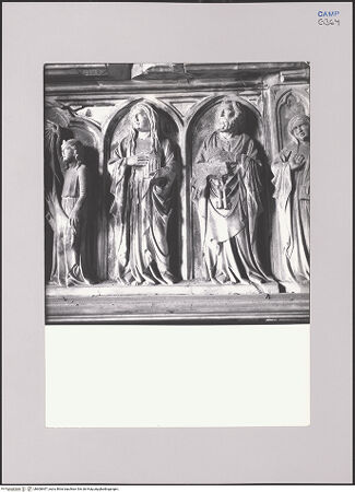 Vorderseite von Bibliotheca Hertziana [https://www.deutsche-digitale-bibliothek.de/content/lizenzen/rv-ez/] Grabmal der Maria von DurazzoMadonna mit Heiligen; Verkündigung - Sarkophag, Detail: heilige Magdalena und heiliger Petrus, bh608497_recto. Foto.