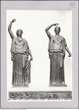 Vorderseite von Alinari [https://www.deutsche-digitale-bibliothek.de/content/lizenzen/rv-ez/] Bronzepeplophore aus der Villa dei Papiri - Zwei von fünf Peplophore (inv. 5604 und 5620), bh608507_recto. Foto.