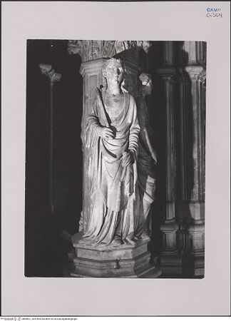 Vorderseite von Bibliotheca Hertziana [https://www.deutsche-digitale-bibliothek.de/content/lizenzen/rv-fz/] Grabmal des Königs Robert I.Untere Hälfte: Karyatiden, Sarkophag und GrabkammerRechter Pfeiler mit Tugenden - Caritas, bh608521_recto. Foto.