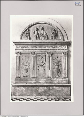Vorderseite von unbekannt [https://www.deutsche-digitale-bibliothek.de/content/lizenzen/rv-ez/] Memorialsedilie der Familie D'Alessandro - , bh608522_recto. Foto.