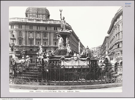 Vorderseite von Alinari [https://www.deutsche-digitale-bibliothek.de/content/lizenzen/rv-ez/] Fontana del Nettuno (Fontana Medina) - Gesamtansicht auf der Piazza Bovio, bh608523_recto. Foto.